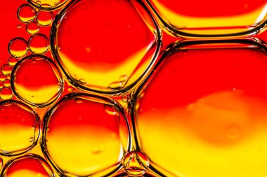 Su yüzeyinde yağ damlaları ve dalgaları olan soyut renkli arkaplan. Soyut arkaplan kavramı