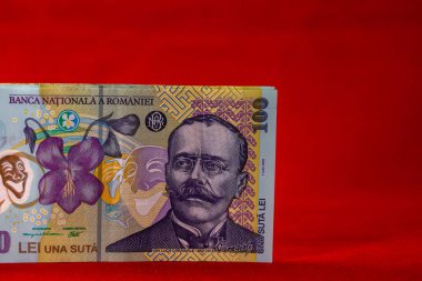Ley banknotlarının detaylarına özen göster. Romanya lei banknotlarının makro detaylarını kapat, 100 lei izole edilmiş. Dünya para kavramı, enflasyon ve ekonomi kavramı