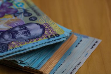Seçici olarak bir yığın LEI Romen parasına odaklan. İzole edilmiş banknotlar..