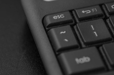Seçici odaklanma, dizüstü bilgisayar klavyesinin detayları. Uzak çalışma, iş ve ofis kavramı.