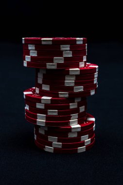 Siyah arkaplanda poker çipleri yığını