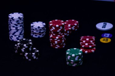 Siyah arkaplanda poker çipleri yığını