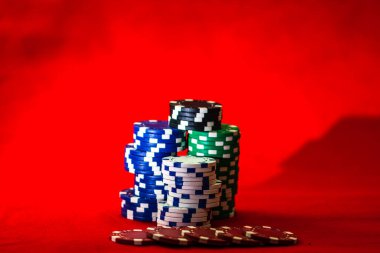 Kırmızı arkaplanda poker çiplerinin karışımı