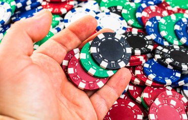 El ele tutuşmak ve poker fişleri vermek. Kumarhane işi, risk, şans, iyi şans veya kumar konsepti