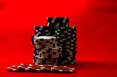 Kırmızı arkaplanda poker çiplerinin karışımı