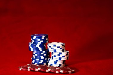 Kırmızı arkaplanda poker çiplerinin karışımı
