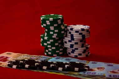 Kırmızı arka planda parası olan poker çipleri yığınları, Romanya LEI para birimi