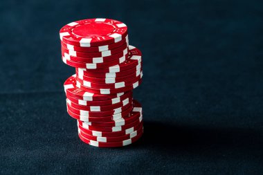 Siyah arkaplanda poker çipleri yığını