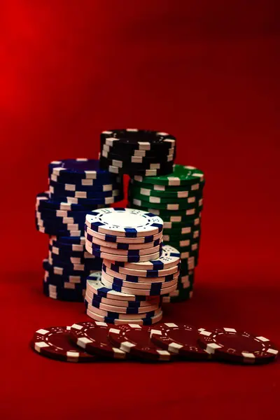 Mezcla Fichas Poker Sobre Fondo Rojo —  Fotos de Stock