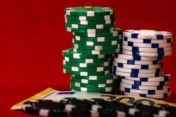 Tumpukan Chip Poker Dengan Uang Latar Belakang Merah Mata Uang — Stok Foto