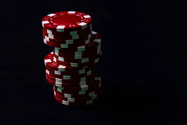 Tumpukan Chip Poker Pada Latar Belakang Hitam — Stok Foto