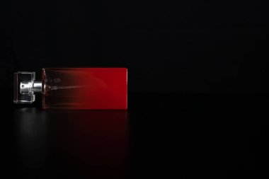 Siyah arka planda izole edilmiş şık bir parfüm şişesi..