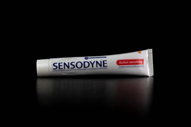Sensodyne diş macunu tüpü siyah arka planda. Bükreş, Romanya, 2021
