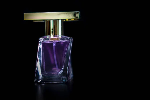 Elegante Parfümflasche Isoliert Auf Schwarzem Hintergrund Mit Kopierraum — Stockfoto