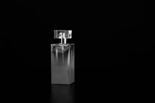 Flacon Parfum Élégant Isolé Sur Fond Noir Avec Espace Copie — Photo