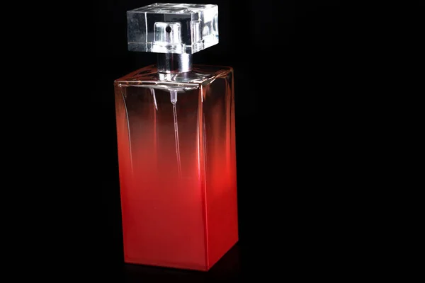 Elegante Frasco Perfume Aislado Sobre Fondo Negro Con Espacio Para —  Fotos de Stock