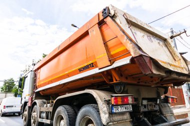 Araba ön camından yol manzaralı trafik, Trafikte Kirli Schmitz Cargobull karavan kamyonu. Bükreş, Romanya, 2020