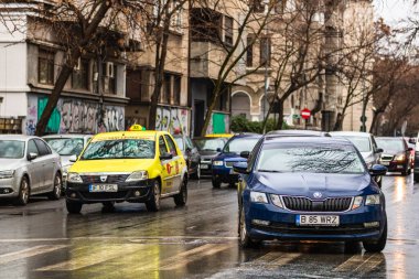 Yağmurlu bir günde şehir merkezinde trafik sıkışıklığında araba trafiği. Romanya 'nın başkenti Bükreş' te araba kirliliği ve trafik sıkışıklığı, 2020