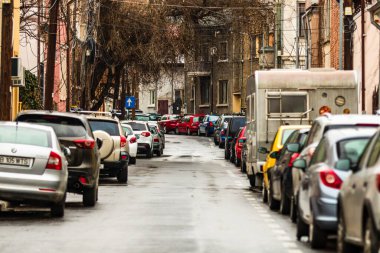 Yağmurlu bir günde şehir merkezinde trafik sıkışıklığında araba trafiği. Romanya 'nın başkenti Bükreş' te araba kirliliği ve trafik sıkışıklığı, 2020