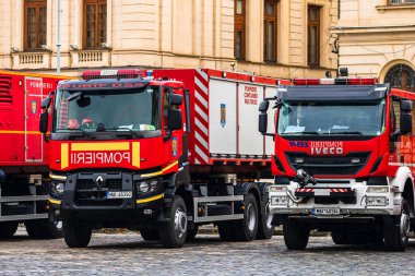 Romanya 'nın Bükreş kentindeki İçişleri Bakanlığı' nın (İçişleri Bakanlığı) önüne park etmiş acil durum itfaiyecileri (Pompierii). Coronavirus dünya çapında salgın krizi. COVID-19 virüsünün yayılması