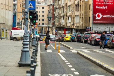 Şehrin şehir merkezinde trafik sıkışıklığında araba trafiği. Romanya 'nın başkenti Bükreş' te sabah ve akşam araba kirliliği, trafik sıkışıklığı