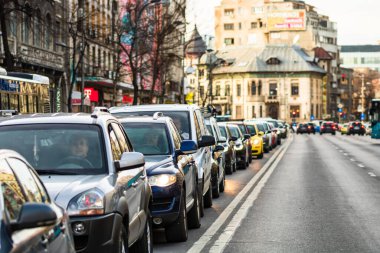 Şehrin şehir merkezinde trafik sıkışıklığında araba trafiği. Romanya 'nın başkenti Bükreş' te sabah ve akşam araba kirliliği, trafik sıkışıklığı