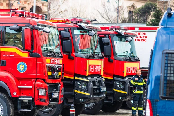 Rumænske Brandmænd Pompierii Parkeret Foran Indenrigsministeriet Bukarest Rumænien 2020 Coronavirus - Stock-foto