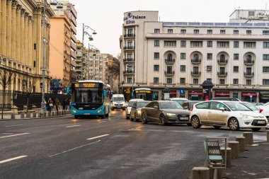 Şehrin şehir merkezinde trafik sıkışıklığında araba trafiği. Romanya 'nın başkenti Bükreş' te sabah ve akşam araba kirliliği, trafik sıkışıklığı