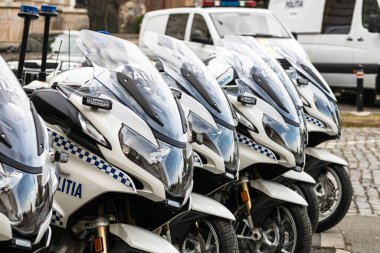 Romanya Polisi (Politia Rutiera) motorsikletleri, Romanya 'nın Bükreş kentindeki İçişleri Bakanlığı (İçişleri Bakanlığı) önünde 2020 yılında park etti. Coronavirus dünya çapında salgın krizi. COVID-19 virüsünün yayılması