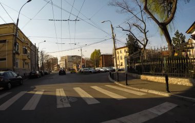 Coronavirüs salgınının yol açtığı değişimler ve komplikasyonlar kalabalığın olmadığı bir dünya, virüs sokakları boşaltıyor. Bükreş, Romanya, 2020 'de trafik sıkışıklığı, kirlilik yok, sokaklar bomboş.