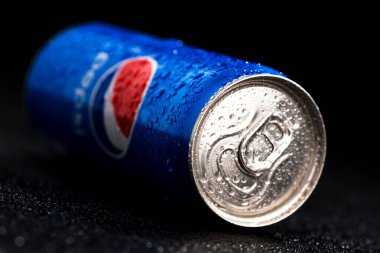 Pepsi kutusunun siyah arka plandaki su damlacıklarıyla çekilmiş resmi. Stüdyo çekimi Bükreş, Romanya, 2021