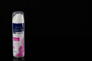 Siyaha izole edilmiş multivitaminlere odaklan. Bükreş, Romanya, 2021