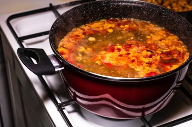 Tavuk ve sebzeli çorba. Kaynayan çorbaya yakın, seçici odaklanma.