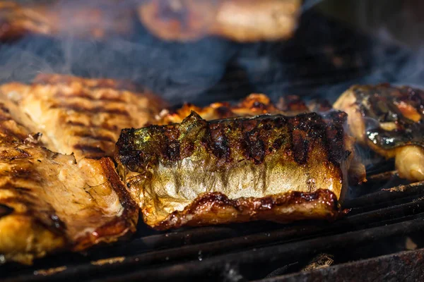 Grillowana Makrela Dymem Grillu Węglowym — Zdjęcie stockowe