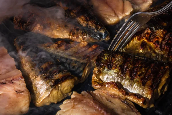 Pesce Sgombro Alla Griglia Con Fumo Una Griglia Carbone — Foto Stock