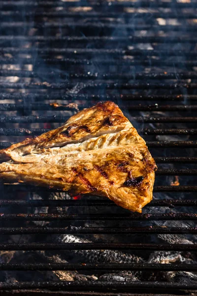 Grillad Makrillfisk Med Rök Kolgrill — Stockfoto