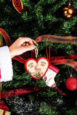 Noel ağacı süslemek, köknar dallarına Noel süslemeleri yapmak. Noel süslemeleri.