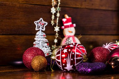 Noel ağacını renkli bir Noel kompozisyonuyla süslemek için süsler ve süsler.,