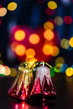 Bulanık ışıkların arka planında izole edilmiş renkli bir Noel kompozisyonu ile dekorasyon ve süslemeler.