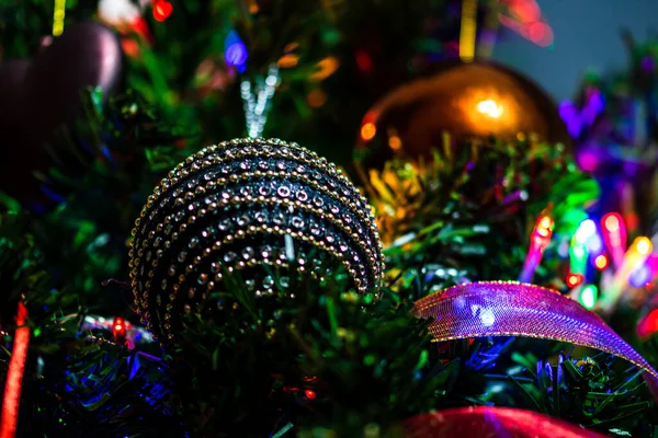 Decoraciones Colgantes Navidad Abeto Árbol Navidad Decorado Rama Abeto Con —  Fotos de Stock
