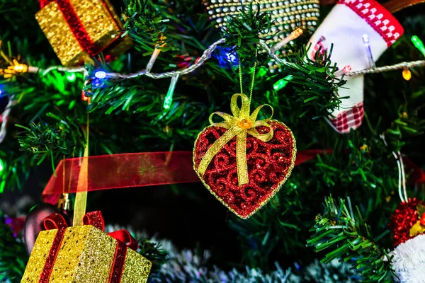 Karácsonyi Díszek Lógnak Fenyőfán Díszített Karácsonyfa Fir Karácsonyi Baubles Dekoráció — Stock Fotó