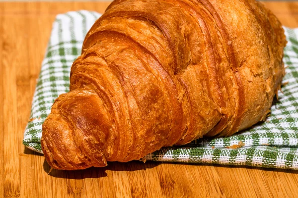 Detail Čerstvého Croissantu Dřevěném Stole Jídlo Snídaně Close Fotografie Francouzského — Stock fotografie