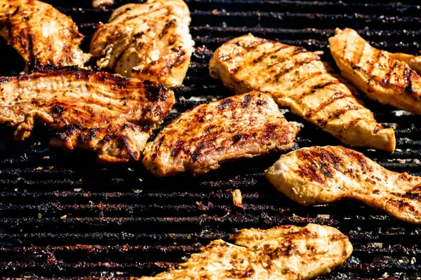 Pollo Carne Cerdo Parrilla Una Barbacoa Carbón Vista Superior Camping — Foto de Stock