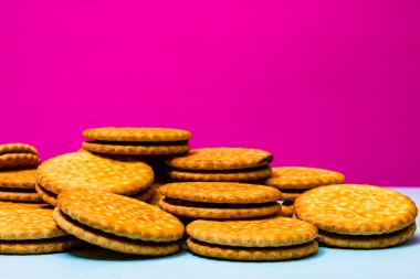 Çikolata kremalı yuvarlak bisküviler, çikolatalı bisküviler izole edilmiş..