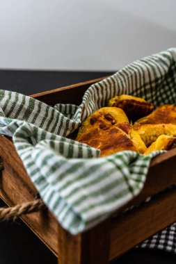 Köy sandığında taze pişmiş jambon ve peynirli börek..