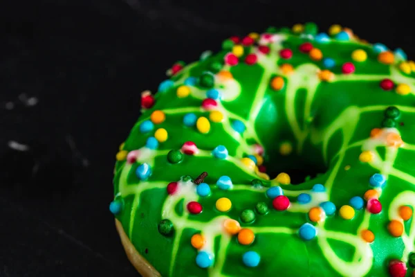 Зеленый Пончик Посыпкой Крупным Планом Разноцветного Пончика — стоковое фото