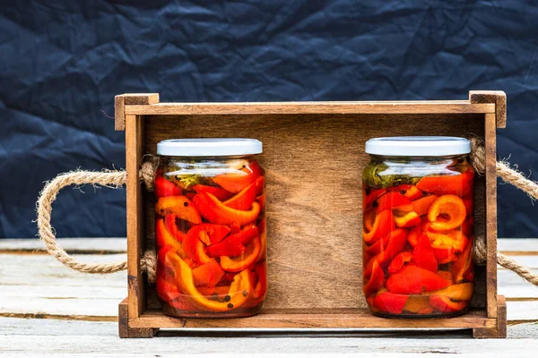 Caja Madera Con Frascos Vidrio Con Pimientos Rojos Escabeche Concepto —  Fotos de Stock