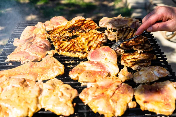 Filete Crudo Una Barbacoa Carbón Vista Superior Camping Sabrosa Barbacoa —  Fotos de Stock