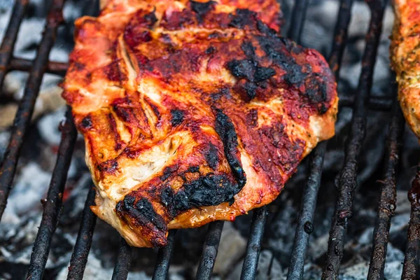 Großaufnahme Von Schweinesteak Vom Holzkohlegrill Isoliert — Stockfoto