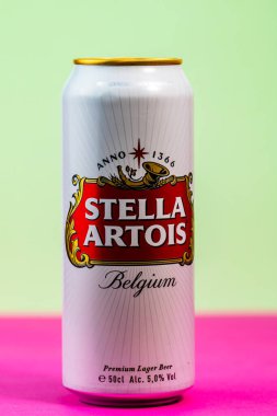 Harika Belçika birası, Stella Artois. Belçika birası birası kutusu. Romanya, Bükreş 'te stüdyo fotoğraf çekimi, 2020